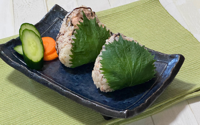 ストック食材を手軽に混ぜ込み!さば水煮の大葉包みおにぎり